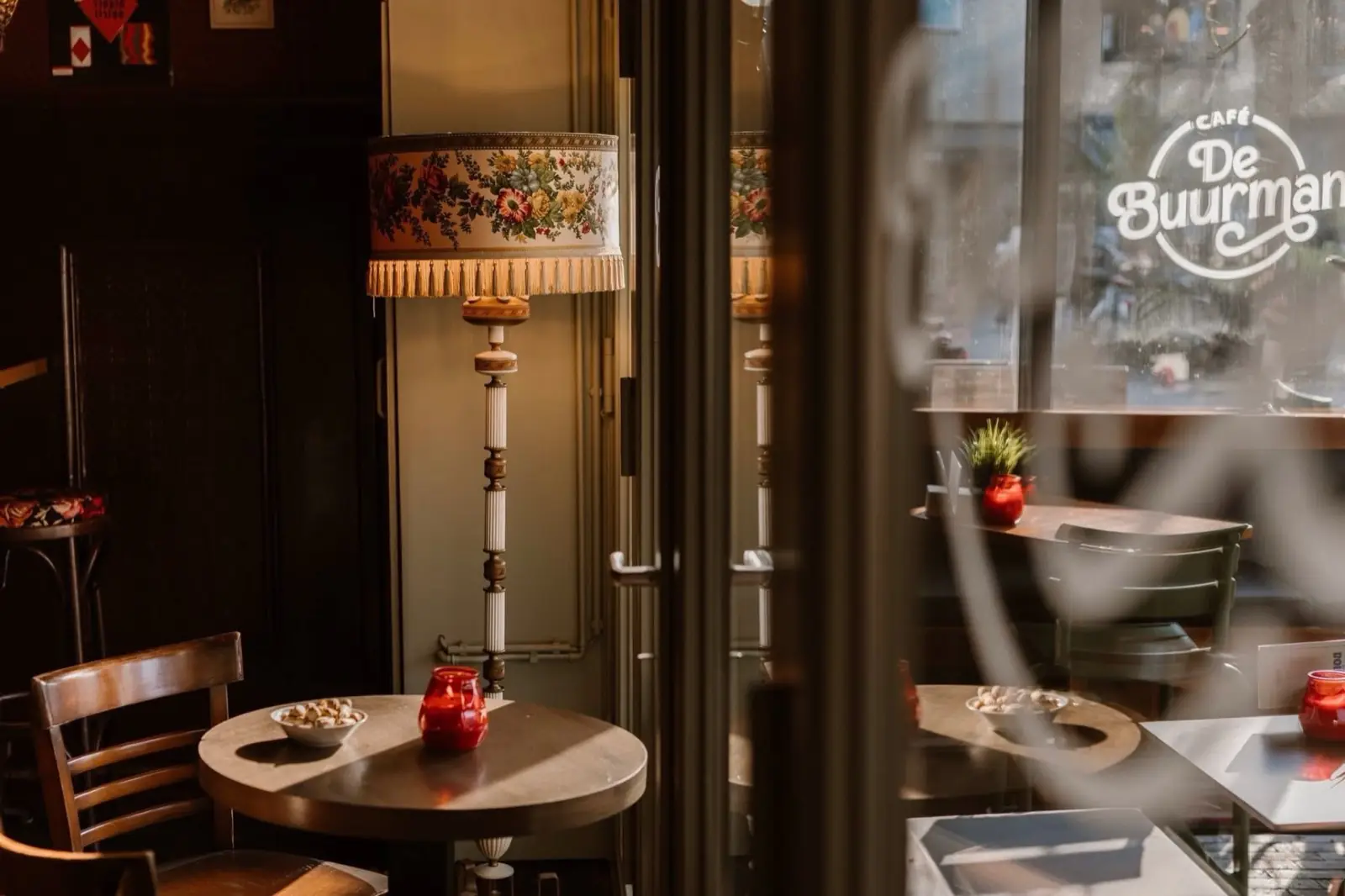 Tafel bij het raam van Café de Buurman
