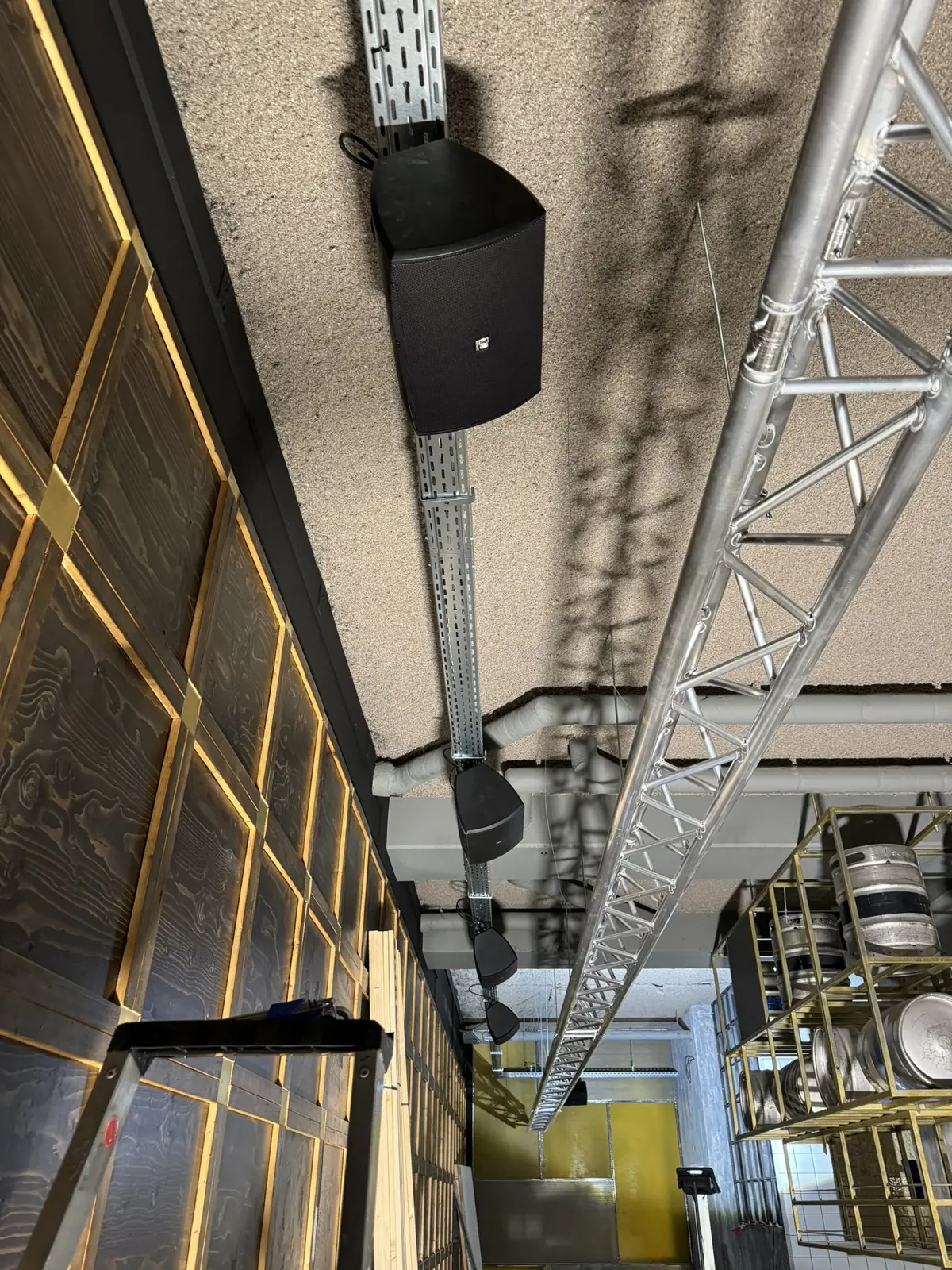 Speakers aan een truss