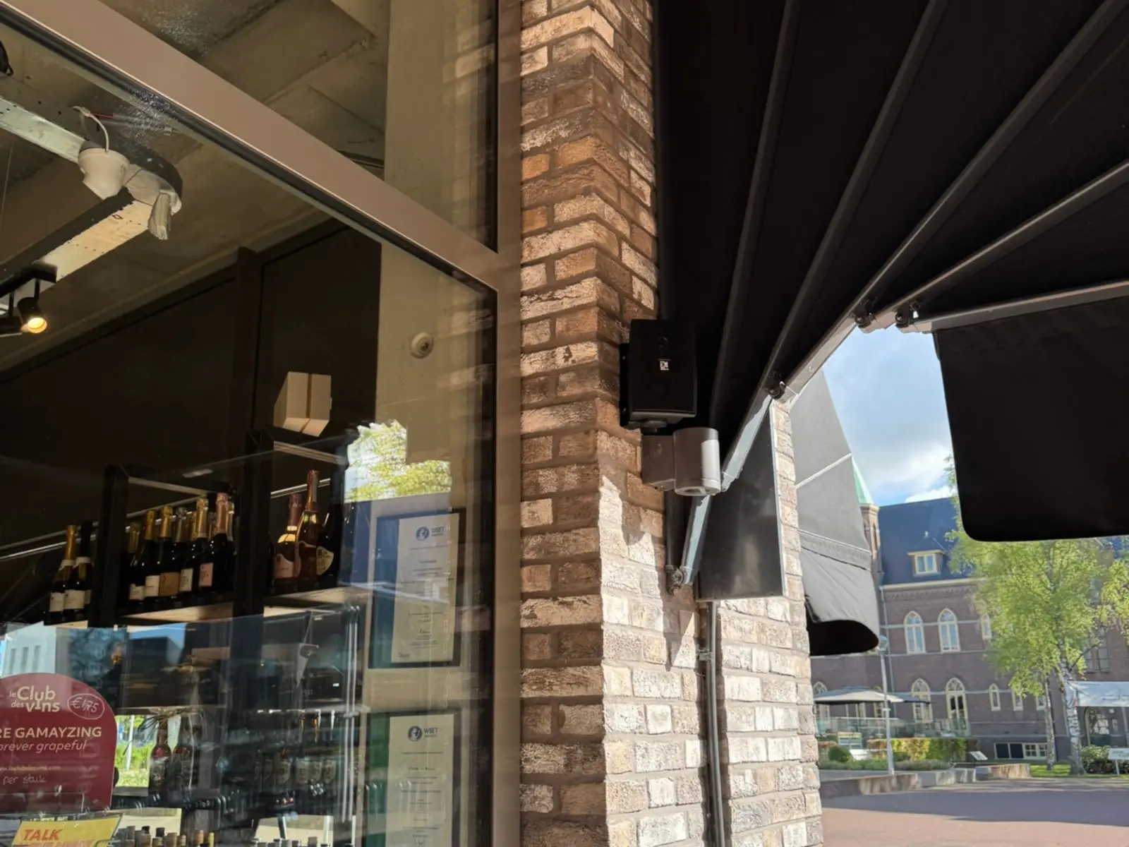 Speaker aan de gevel van een winkel